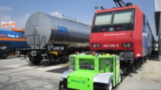 ROTRAC E2 by Zwiehoff with Linde eMotion electric drive, pictured in front of a train