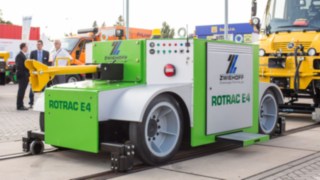 Rotrac E4 by Zwiehoff featuring Linde components, pictured on display at a trade fair
